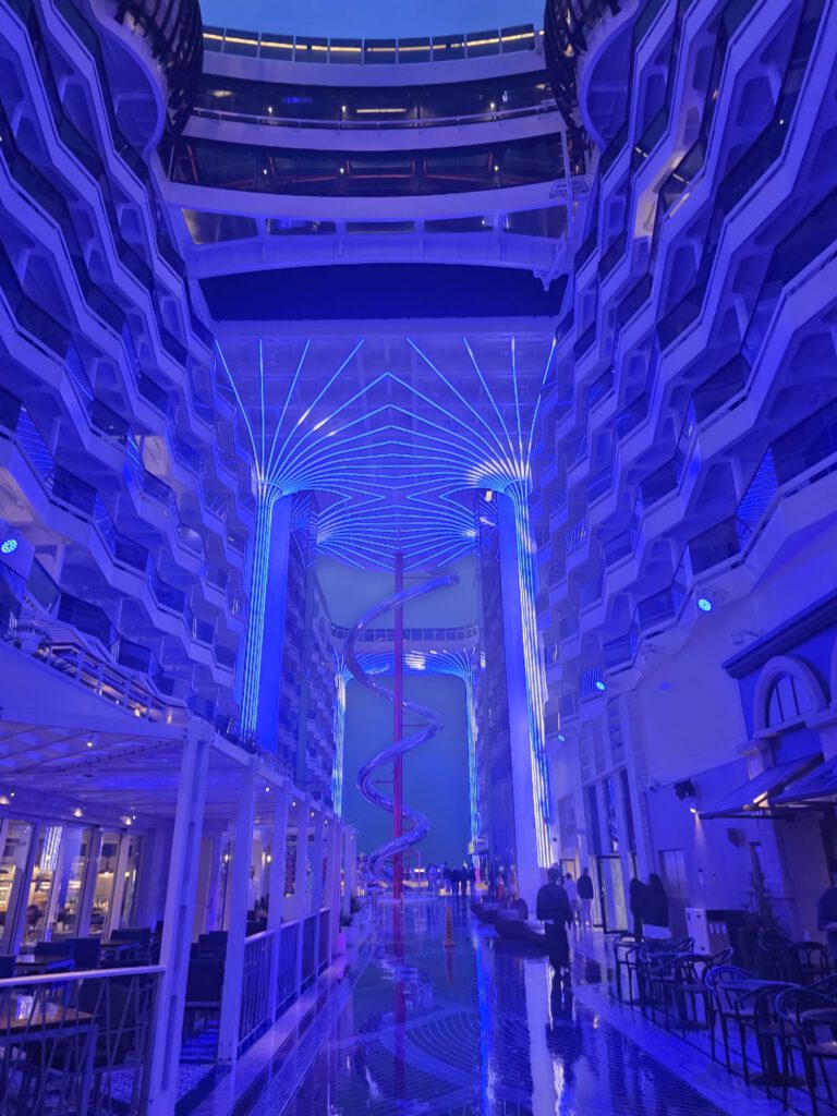 MSC World Europa Außenpromenade bei Nacht