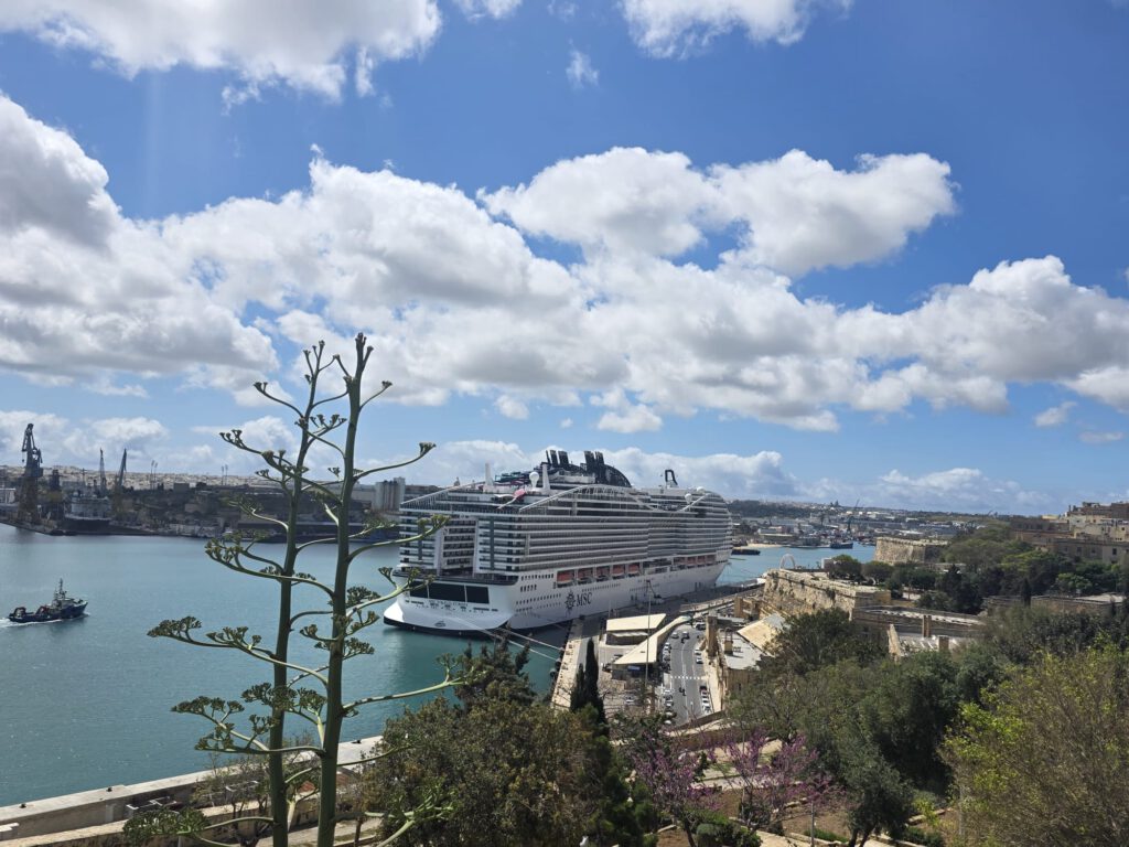 MSC World Europa vor Anker in Valletta Malta