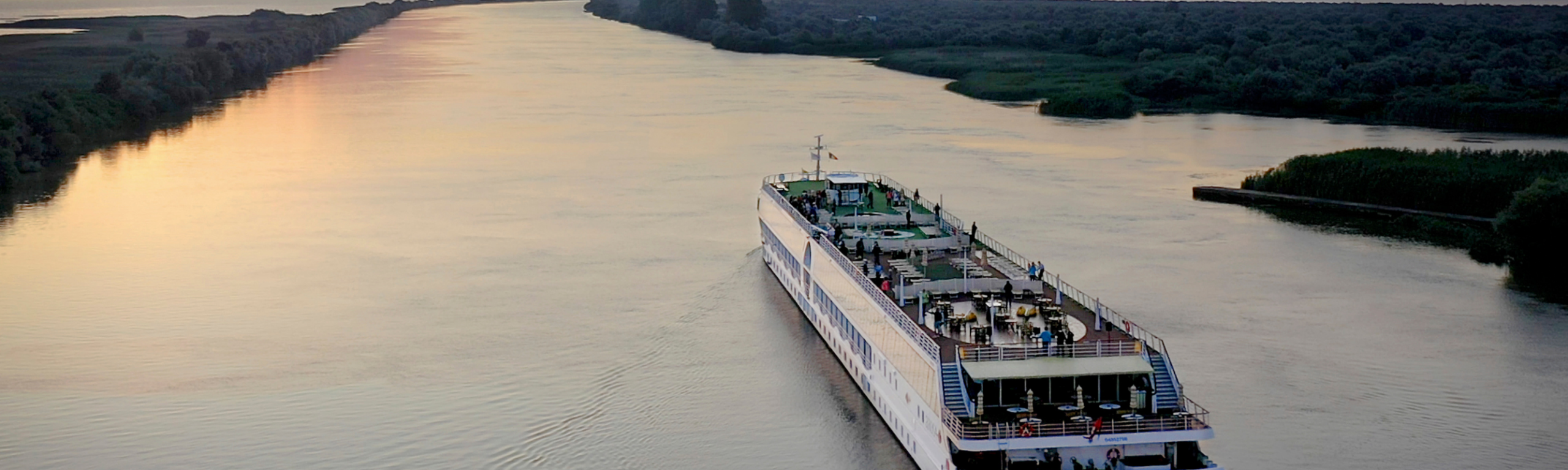 A-ROSA Flusskreuzfahrtschiff auf der Donau, modernes Design
