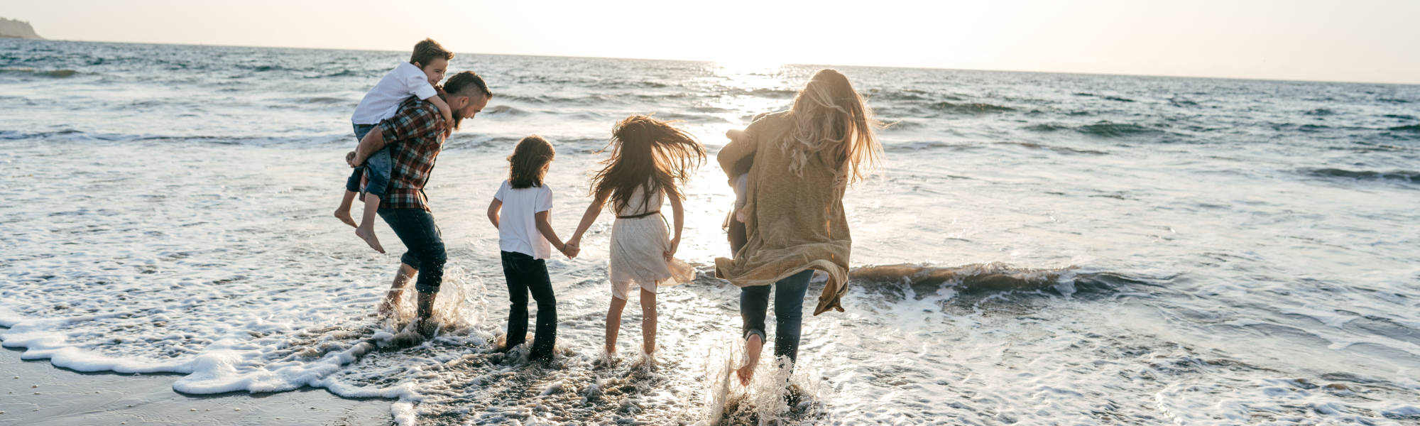 Familie genießt Pauschalurlaub am Strand – Reisebüro Deggendorf