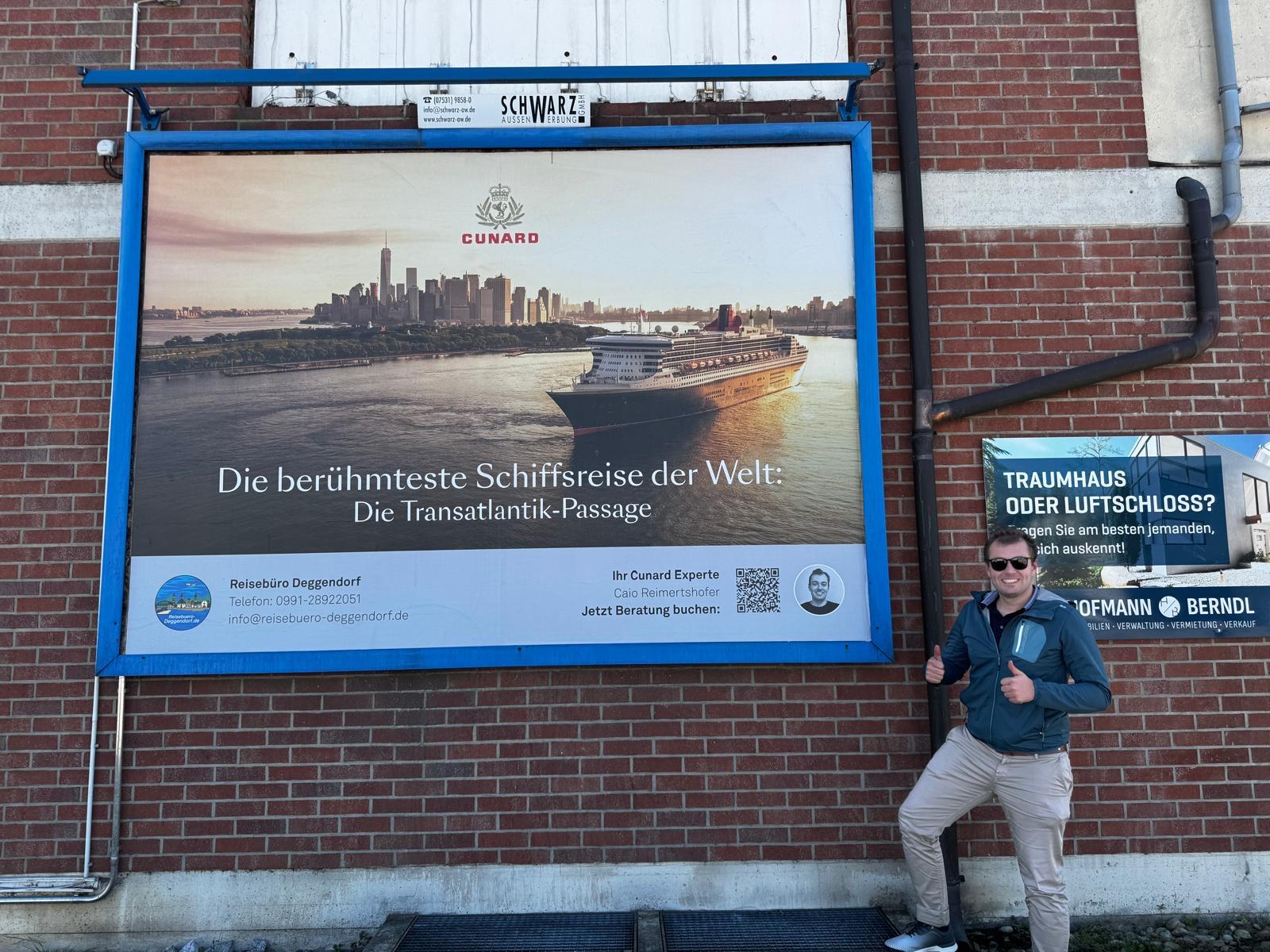 Cunard und Reisebüro Deggendorf Plakatwerbung in der Graflinger Straße mit Caio Reimertshofer, Inhaber Reisebüro Deggendorf